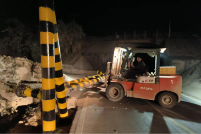 抚州市公路事业发展中心资溪分中心连夜处置涵洞限高架确保道路机动车辆安全生产