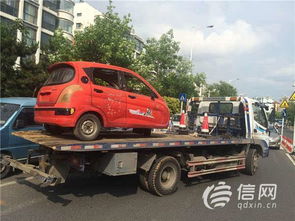 老年代步车长期占用停车位，交警取证后依法拖移，行业乱象亟待治理